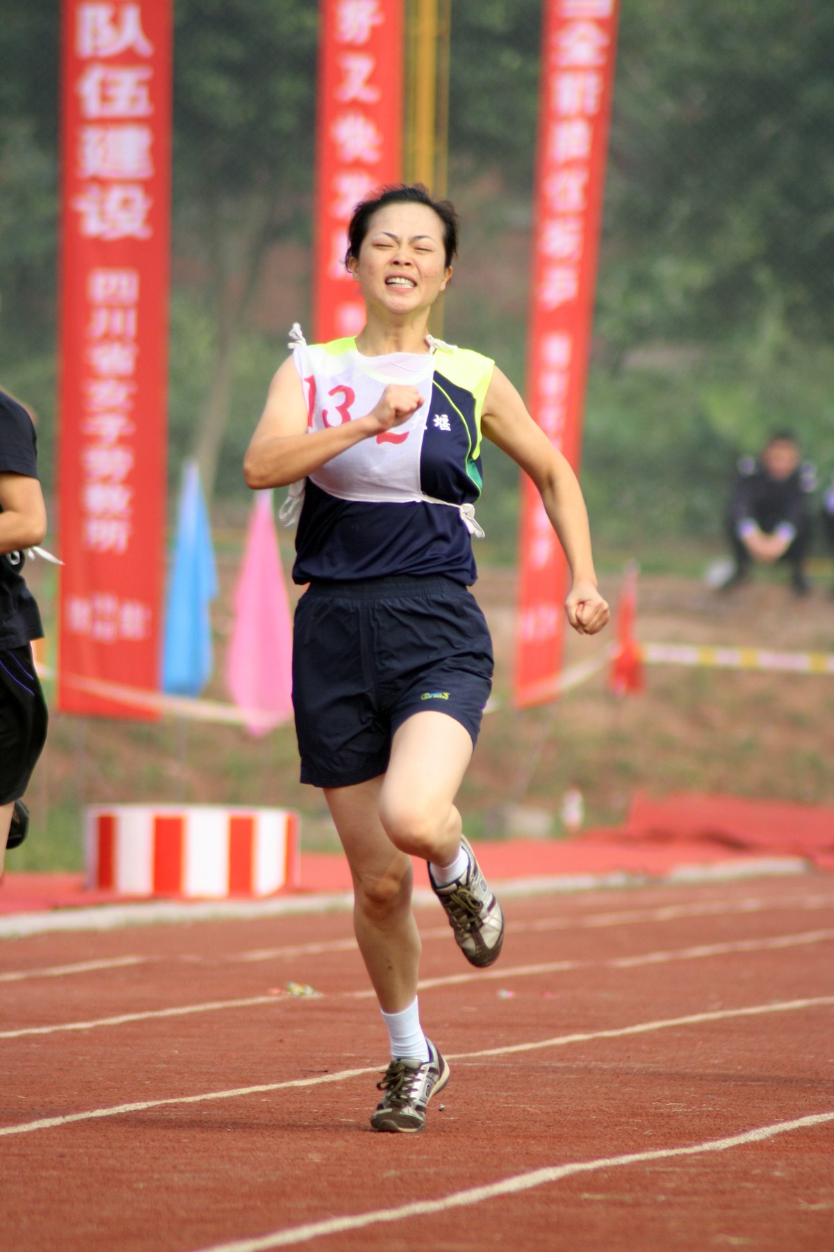 蓝海燕在女子100米短跑比赛中 摄影：杨雷.jpg