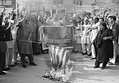 巴基斯坦民众焚烧美国国旗，以示支持阿桑奇.jpg