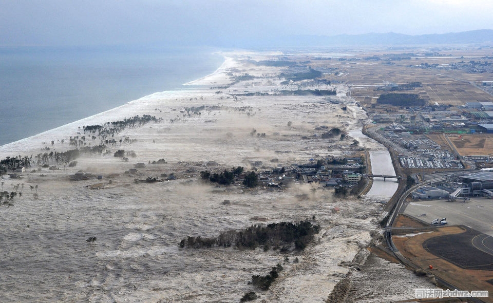 2、3月11日，日本岩沼，海啸冲击海岸吞没建筑.jpg