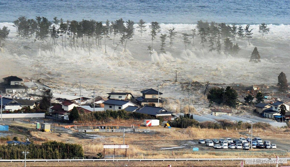 4、2011年3月11日，日本，Natori：地震引发的海啸涌向居民区.jpg