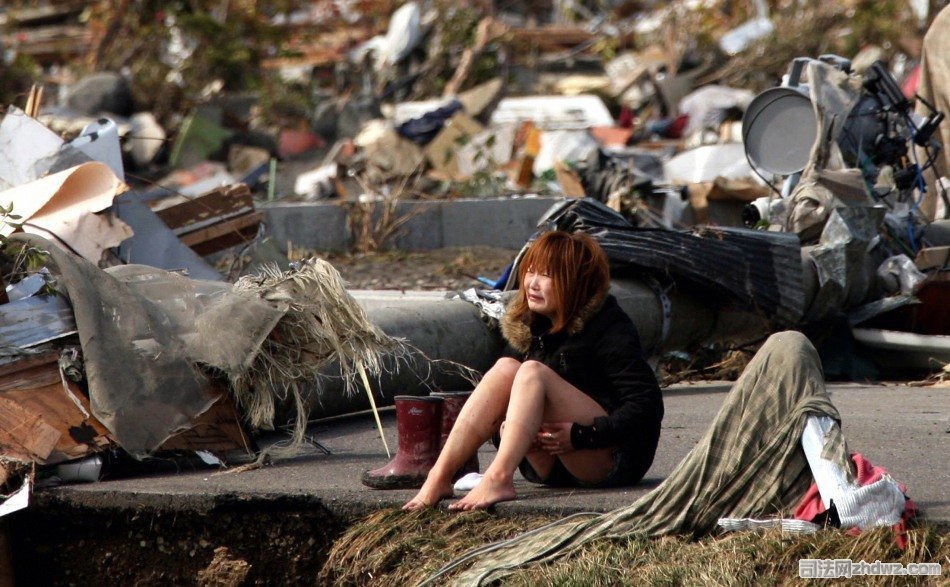 7、3月13日，日本宫城县，一名受灾女子坐在路边大哭.jpg