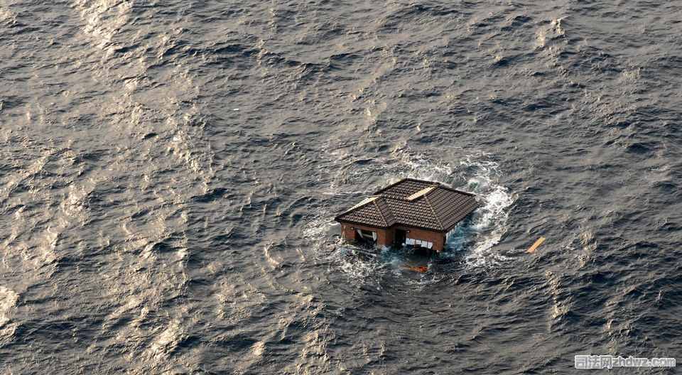 13、当地时间2011年3月14日，日本仙台附近，一栋房子漂浮在太平洋上。里根号航母积极在.jpg
