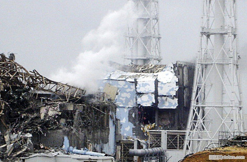 17、2011年3月16日，日本，福岛：日本福岛第一核电站第四机组开始冒烟。部分建筑只剩下框架.jpg