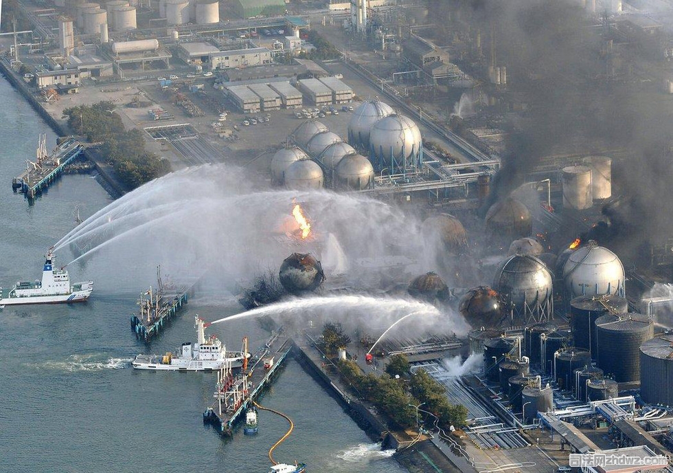 20、2011年3月12日，日本，千叶县：消防船扑救炼油厂大火.jpg