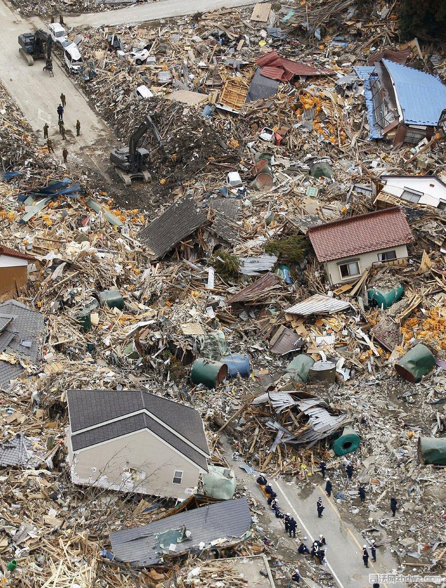26、2011年3月15日，日本，Ofunato：救援人员在废墟中进行搜救工作.jpg