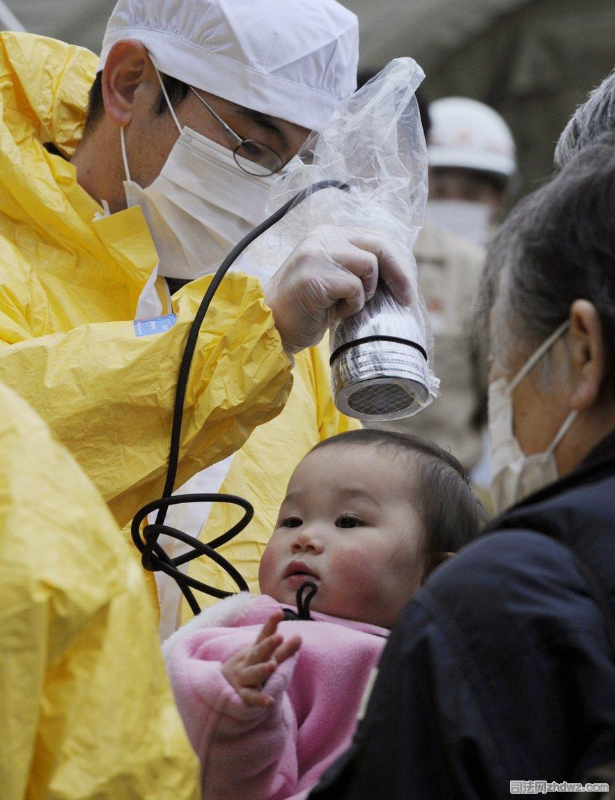 27、2011年3月15日，日本，Koriyama：人们排队到紧急辐射检查中心接受核辐射检查.jpg