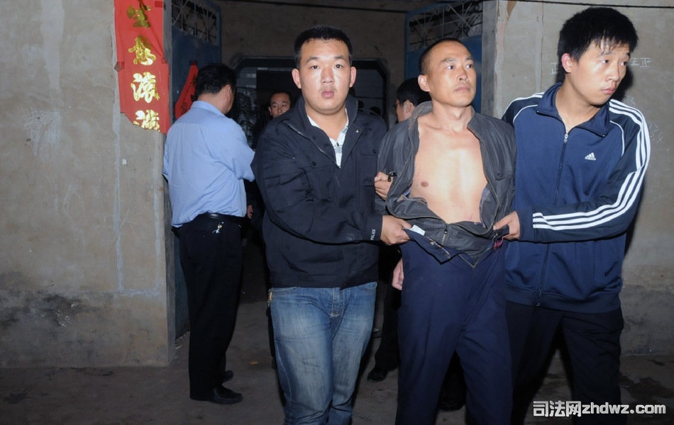 4、9月24日，王振轻被押出村民院门.jpg