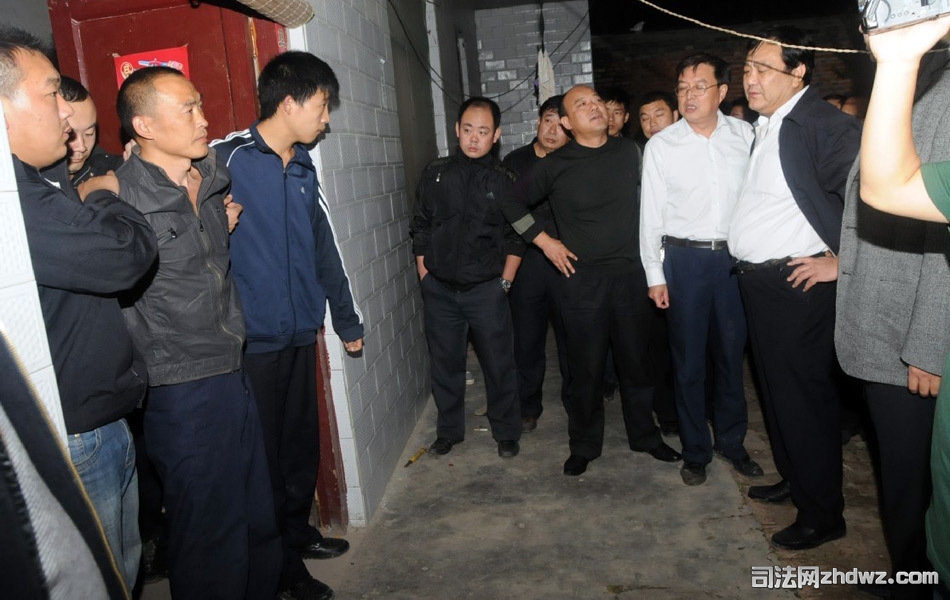 3、9月24日，王振轻在抓捕现场接受讯问（右一为在一线指挥抓捕行动的河北省公安厅党委.jpg