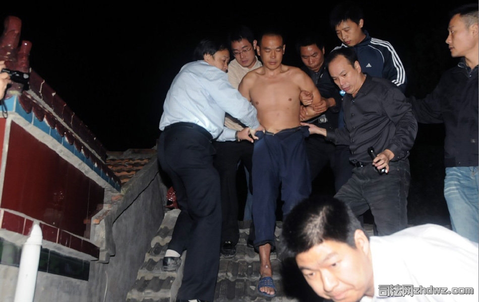 2、9月24日，王振轻被押下房顶.jpg