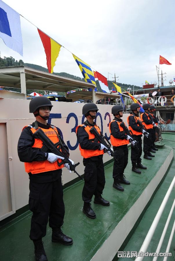7、12月10日，云南公安边防总队水上支队成员在西双版纳关累港准备出发.jpg