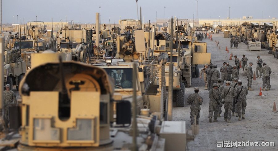最后一批美军车队撤离伊拉克-4.jpg