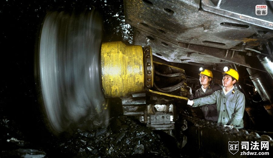 1991年5月，朝鲜平安南道一处煤矿，工人们在地下进行开采作业.jpg