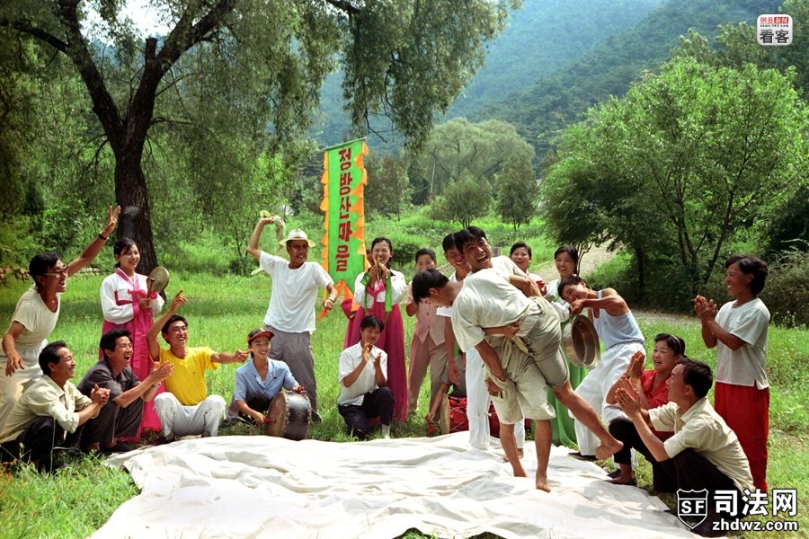 1992年6月，朝鲜黄海北道乡间，民众观看朝鲜式摔跤.jpg