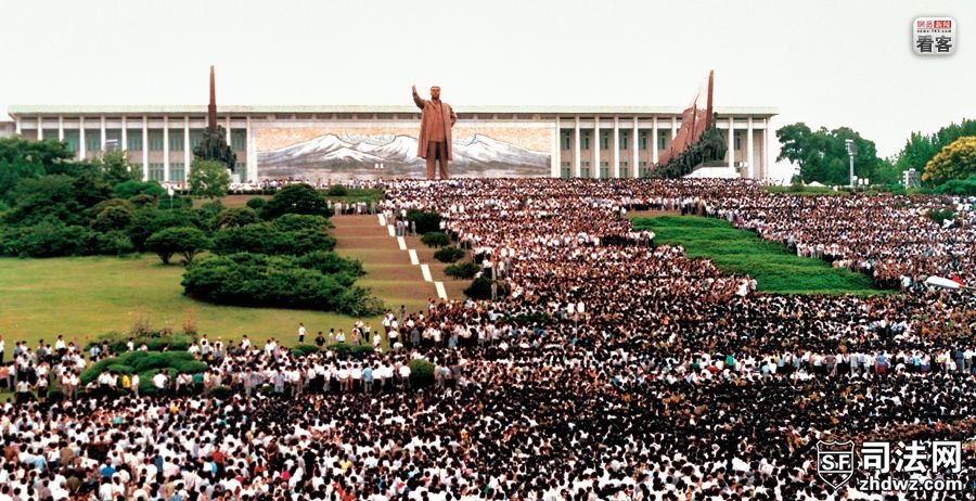 1994年7月，朝鲜平壤，民众在万寿台金日成铜像前哀悼逝世的领袖.jpg