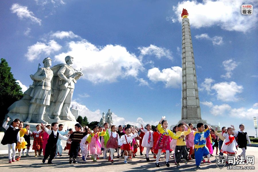 2005年10月，朝鲜平壤大同江畔，儿童在主体思想塔下奔跑。主体思想塔高170米，是为庆祝.jpg