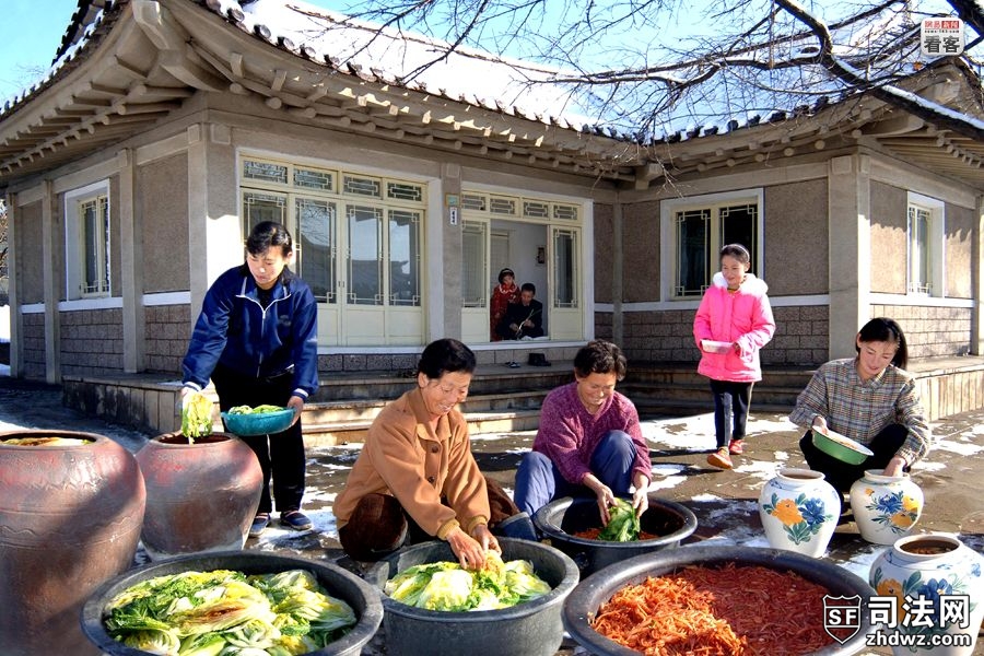 2007年11月，朝鲜平壤，一户家庭正在准备过冬的泡菜.jpg