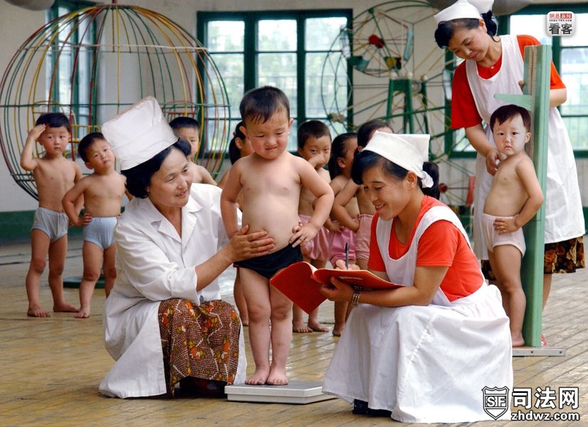 2008年6月，朝鲜平壤一处托儿所，护士们正在给幼儿称重。朝中社发布的图片说明称，“优.jpg