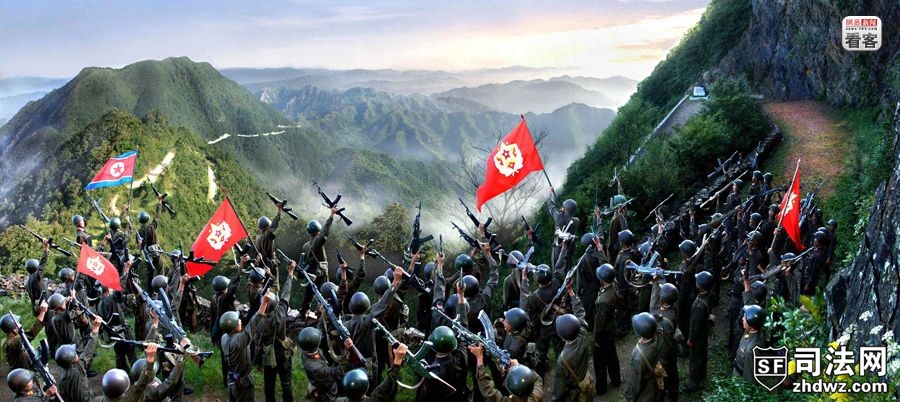 2009年，朝鲜江原道，人民军士兵在山上挥舞旗帜。朝中社发布的图片说明称，“军人们决.jpg
