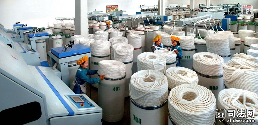 2011年3月，朝鲜新义州市，一处纺织厂里堆放着纺织原料.jpg