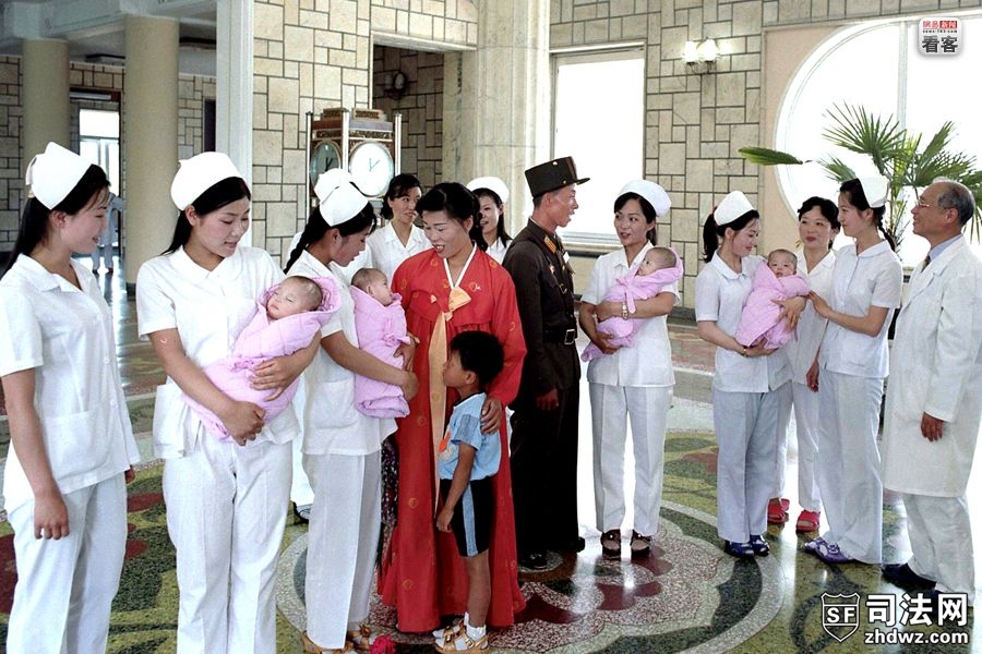 2011年6月，朝鲜平壤妇产科医院，医生和护士簇拥着一名生下四胞胎的产妇。朝中社发布的.jpg