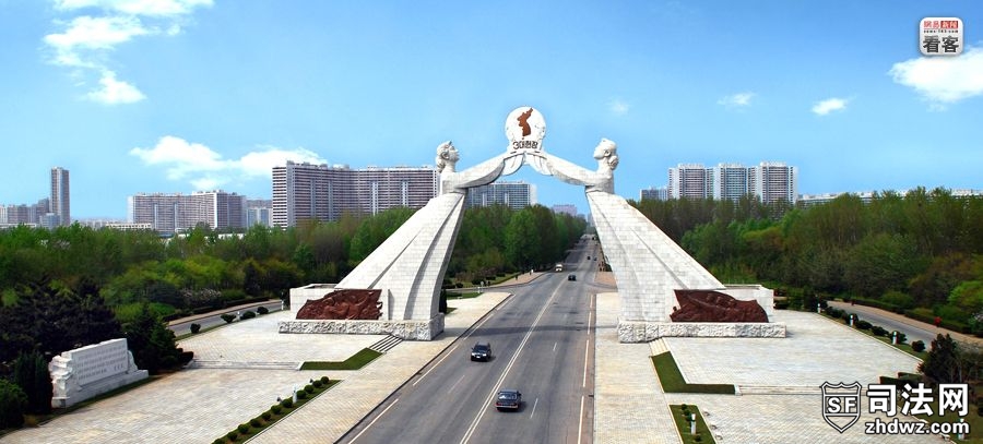 2011年拍摄的座落在朝鲜平壤南郊统一大街路口的祖国统一三大宪章纪念碑。纪念碑高30米.jpg