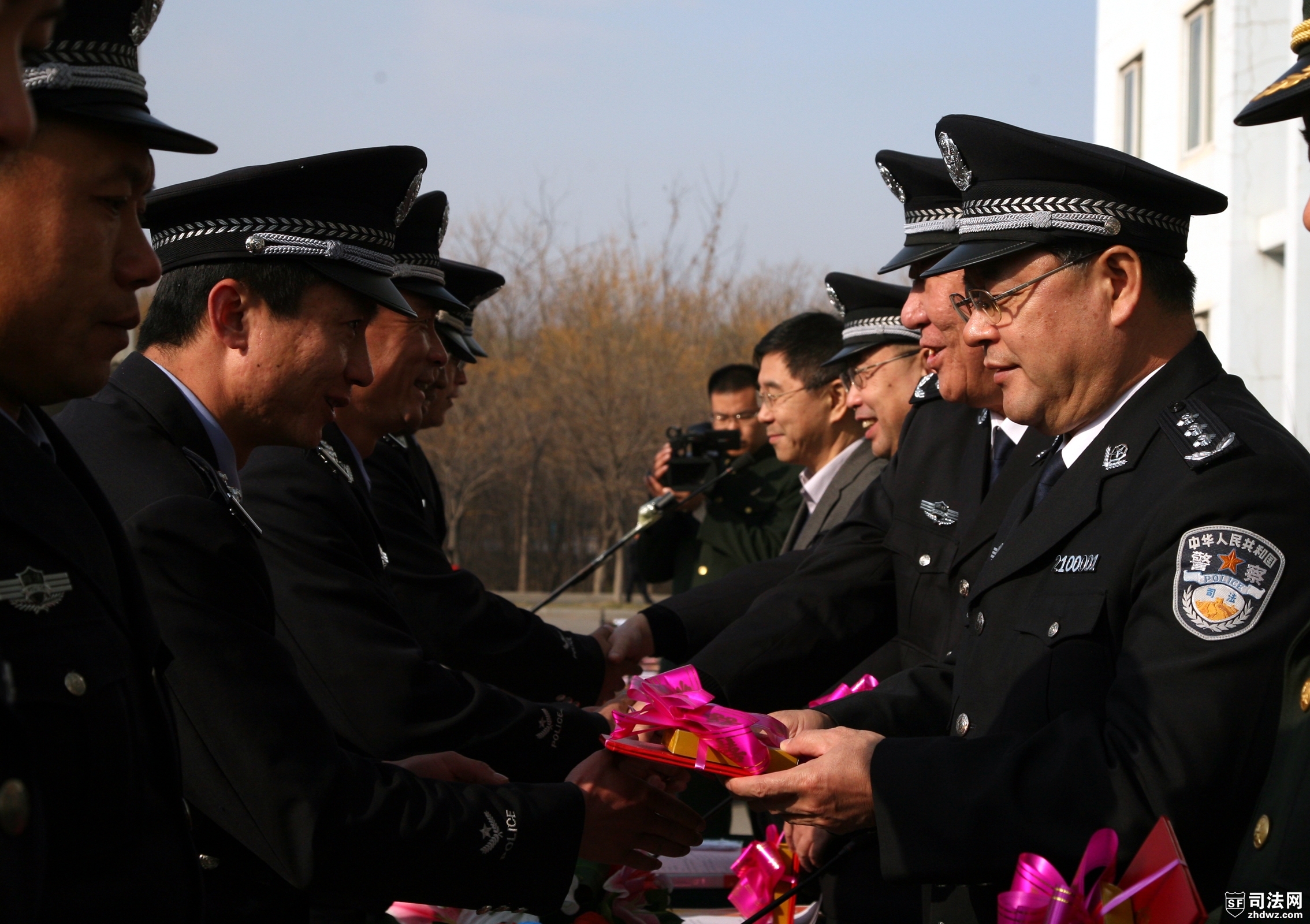1、辽宁省司法厅长张家成（右一）及省监狱局领导为记功同志颁奖.jpg