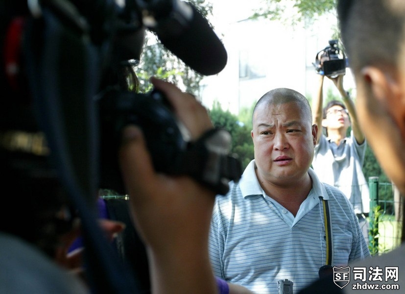 5、7月16日，廖丹走出东城法院后接受媒体采访.jpg
