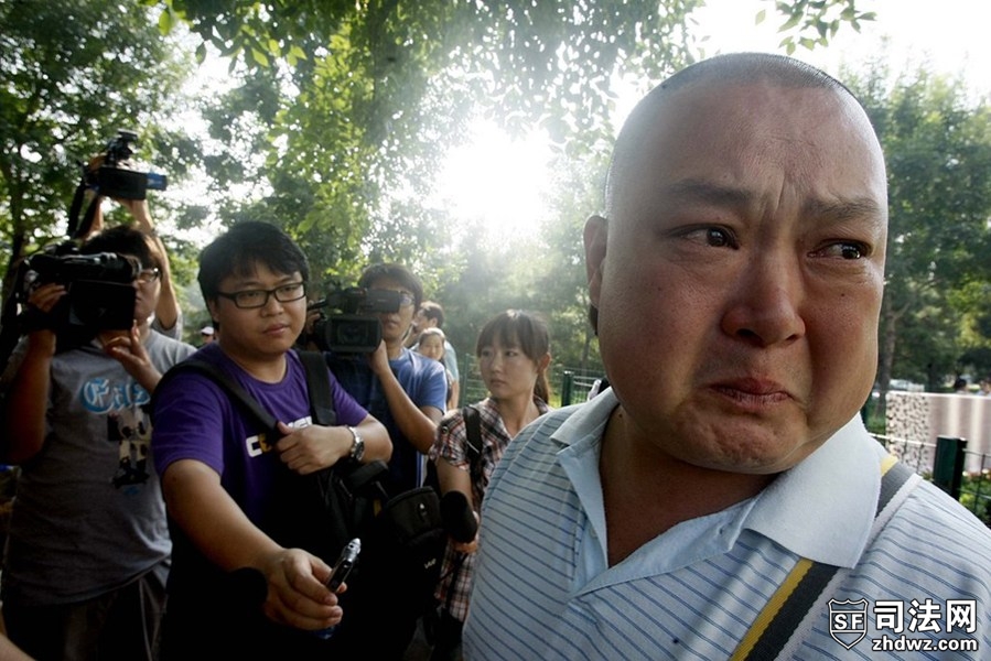 6、7月16日，廖丹走出东城法院后接受媒体采访时落泪.jpg