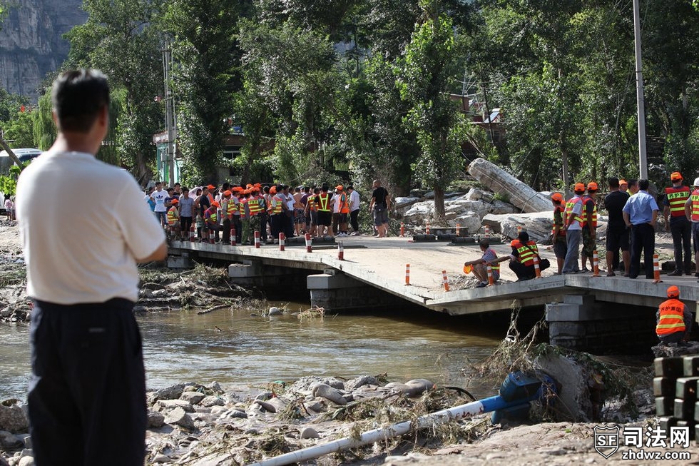 2012年7月22日，北京市，抢险人员在拒马河上的二渡桥施工，试图恢复该桥的通行.jpg