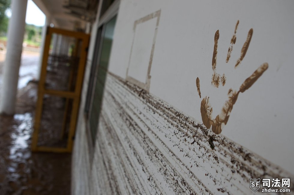 2012年7月22日，北京市，学校一楼的墙上留下清晰的水线和泥巴掌印.jpg