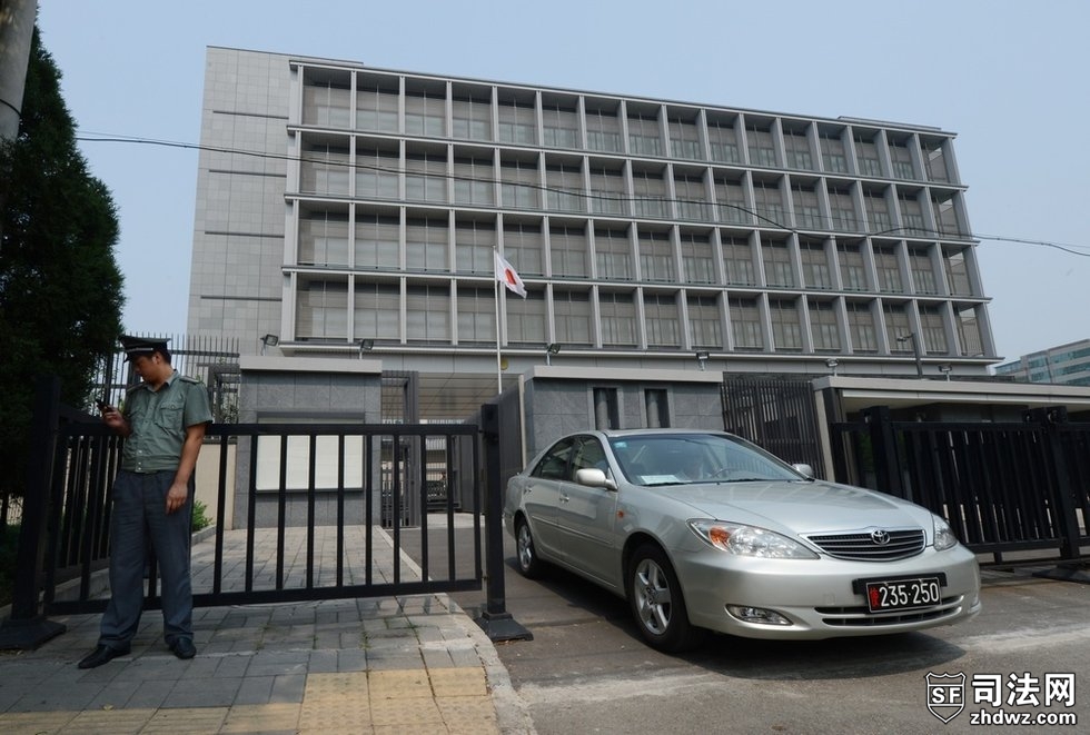 5、一辆悬挂外交牌照的车辆驶出日本大使馆.jpg