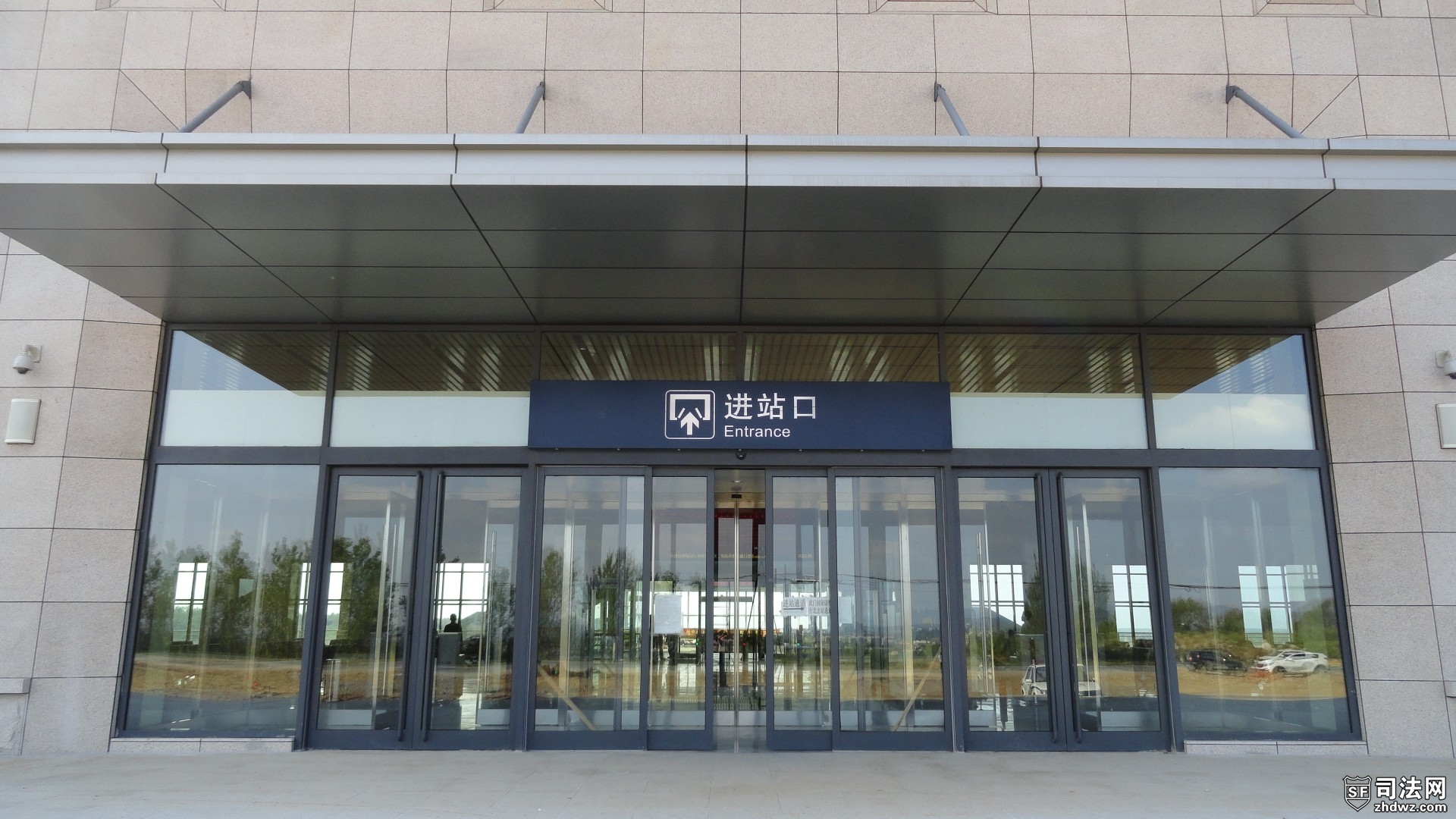 7、高速铁路-昌图西站外景-候车室大门（进站口）.JPG