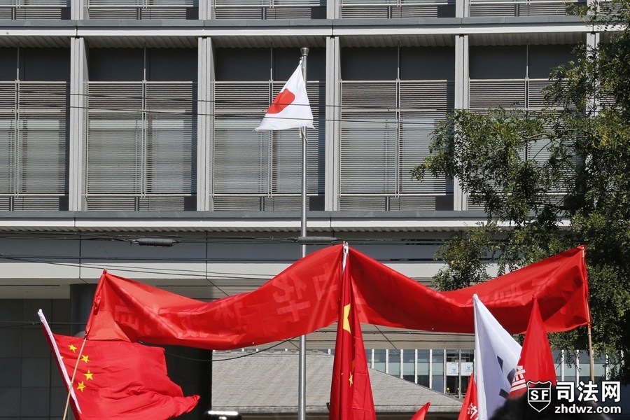 1、9月15日，北京，数百人在日本使馆外抗议日本“购买”钓鱼岛，宣誓钓鱼岛主权.jpg