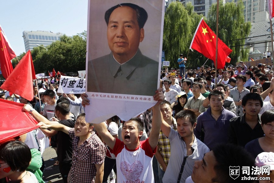 2、9月15日，北京，数百人在日本使馆外抗议日本“购买”钓鱼岛，宣誓钓鱼岛主权.jpg