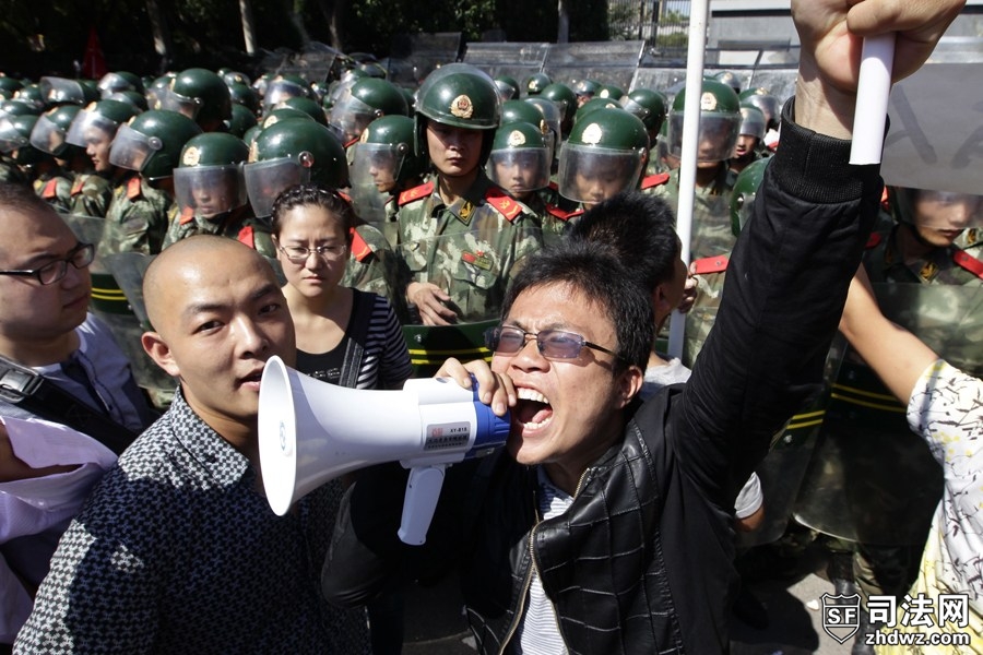 3、9月15日，北京，数百人在日本使馆外抗议日本“购买”钓鱼岛，宣誓钓鱼岛主权.jpg