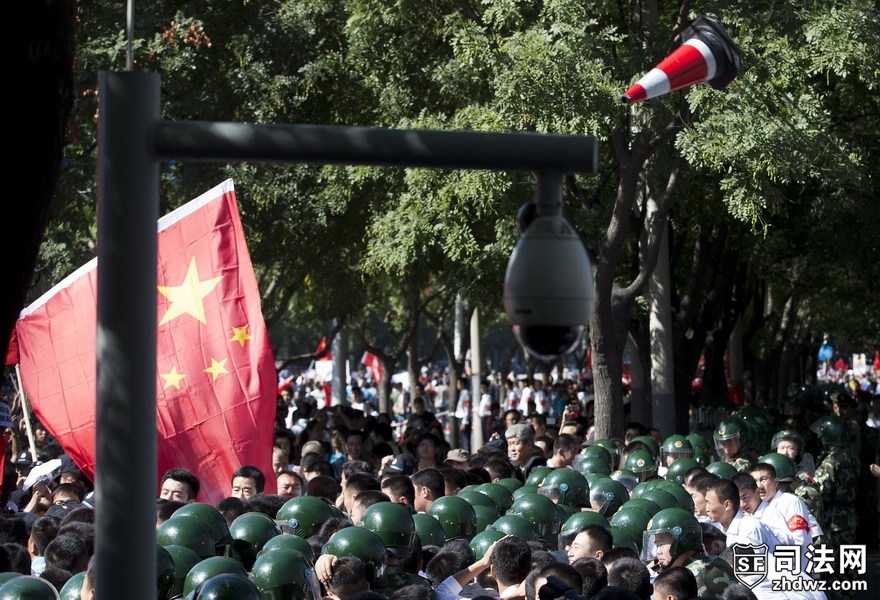 4、9月15日，北京，数百人在日本使馆外抗议日本“购买”钓鱼岛，宣誓钓鱼岛主权.jpg