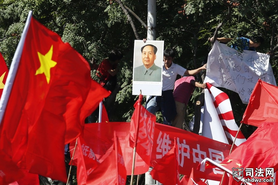 5、9月15日，北京，数百人在日本使馆外抗议日本“购买”钓鱼岛，宣誓钓鱼岛主权.jpg