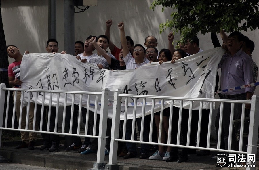 6、9月15日，北京，数百人在日本使馆外抗议日本“购买”钓鱼岛，宣誓钓鱼岛主权.jpg