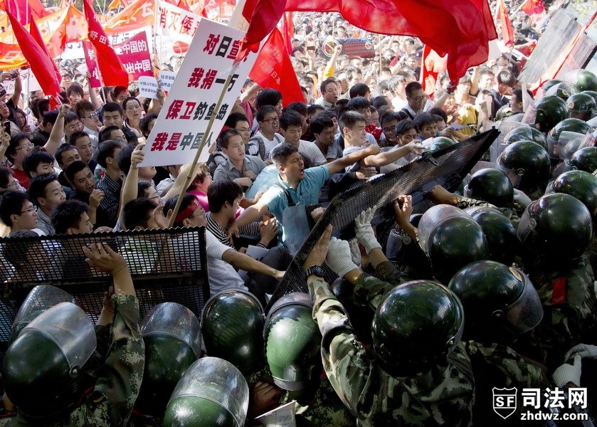 8、9月15日，北京，数百人在日本使馆外抗议日本“购买”钓鱼岛，宣誓钓鱼岛主权.jpg
