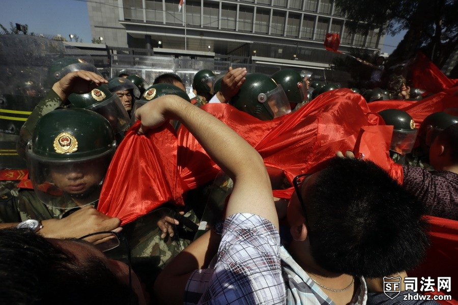 9、9月15日，北京，数百人在日本使馆外抗议日本“购买”钓鱼岛，宣誓钓鱼岛主权.jpg