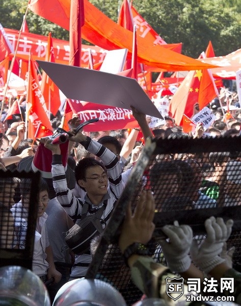 16、9月15日，北京，数百人在日本使馆外抗议日本“购买”钓鱼岛，宣誓钓鱼岛主权.jpg
