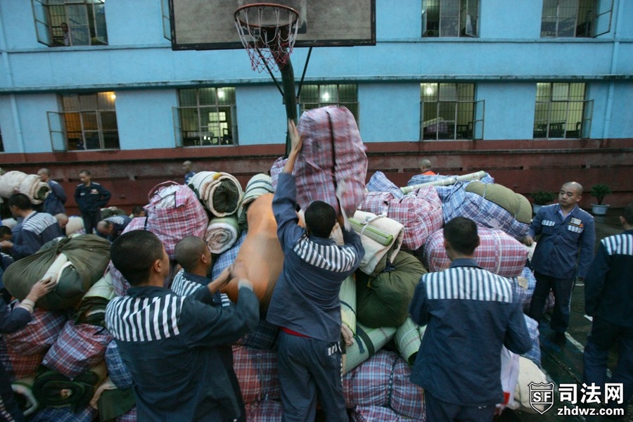 4、9月26日，四川乐山，雷马屏监狱，服刑人员在旧监区搬运行李.jpg