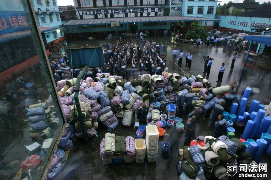 6、9月26日，四川乐山，雷马屏监狱，服刑人员在旧监区搬运行李.jpg