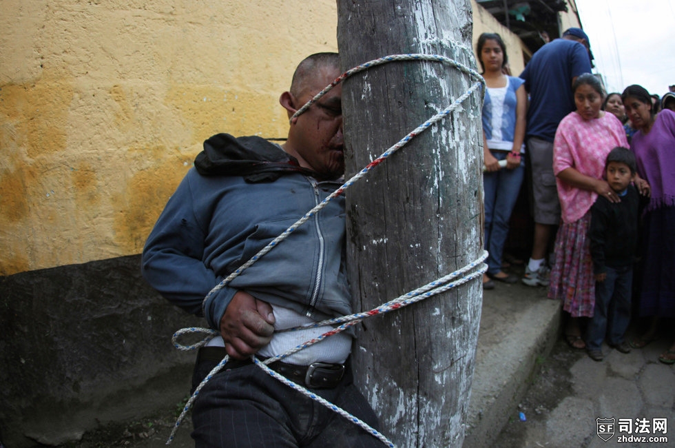 9月14日危地马拉Tactic一名男子因为盗窃被村民绑在电线杆上受尽折磨.jpg