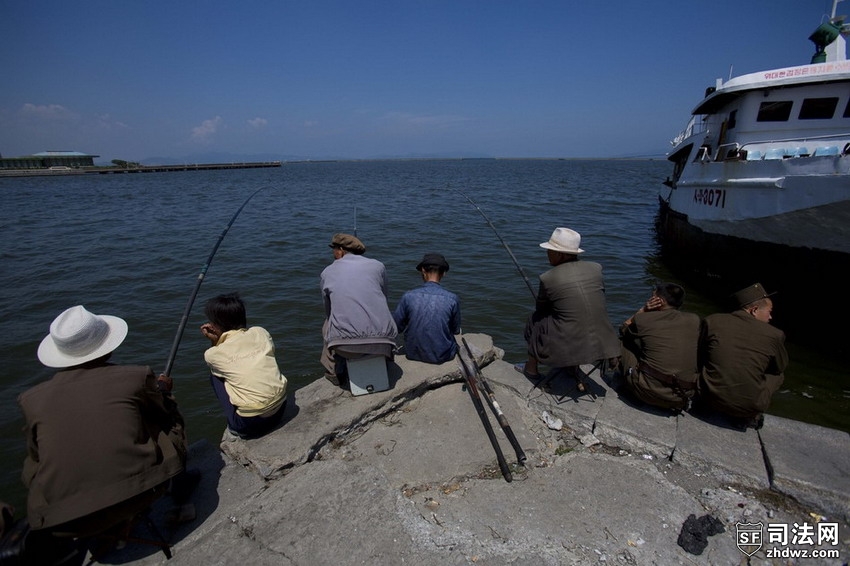 当地时间2012年8月9日，朝鲜元山，人们在港口钓鱼.jpg