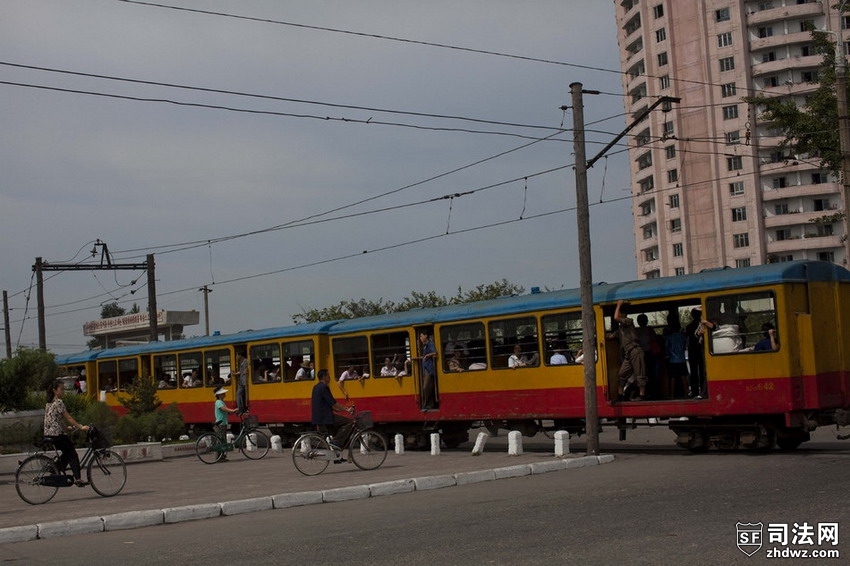 当地时间2012年8月11日，朝鲜咸兴，一辆火车穿过城市.jpg