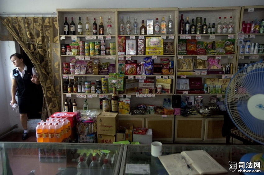 当地时间2012年8月11日，朝鲜咸兴，一面向外国顾客开的小商店，店主从里屋走出来.jpg