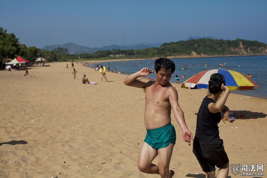 当地时间2012年8月11日，朝鲜咸兴Majon海滩，两个人在跳舞.jpg