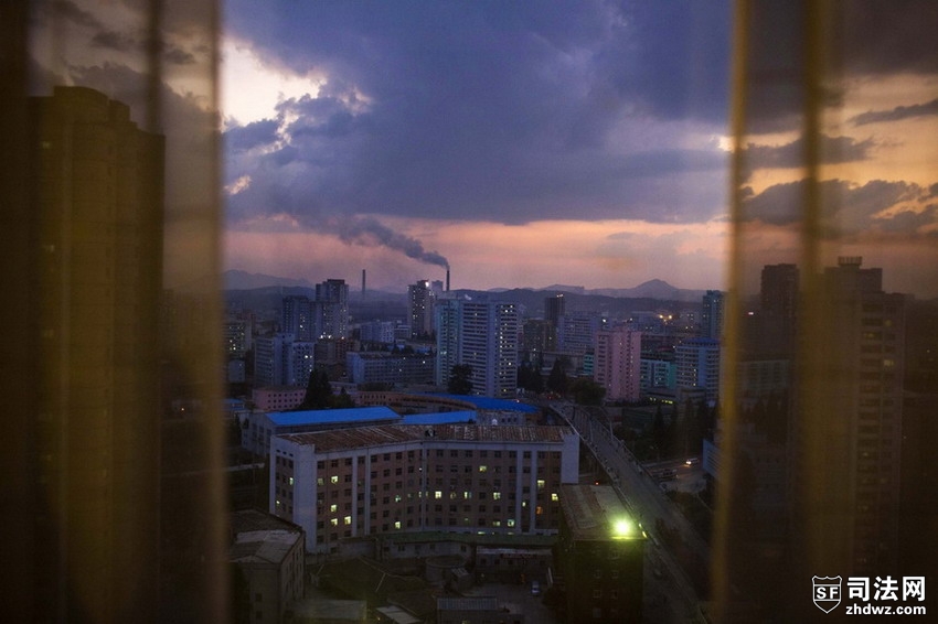 当地时间2012年9月7日，朝鲜平壤，从酒店的房间看窗外的黄昏景象.jpg