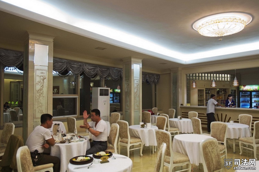 当地时间2012年9月7日，朝鲜平壤，人们在一新建酒店里用餐.jpg